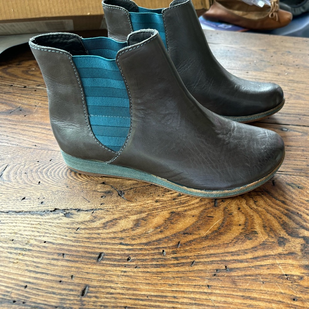 Size 7 Eu 38 Kork Ease Grey and Teal leather Ankle Boots Flats